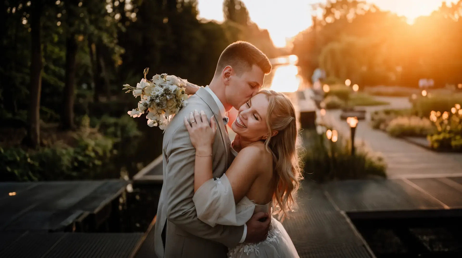Brautpaar im goldenen Sonnenuntergang — Herzfluter Hochzeitsfotografie